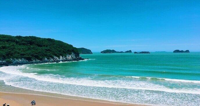 Bãi biển Đồ Sơn trong xanh vào mùa hè.