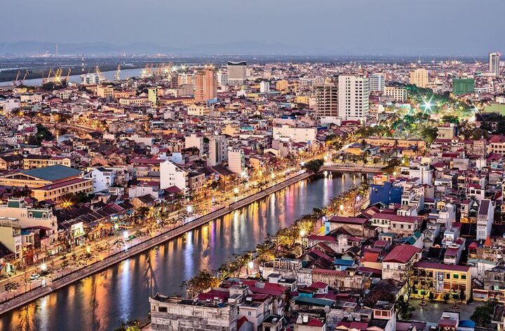 Hồ Tam Bạc nằm ngay giữa trung tâm thành phố hoa phượng đỏ