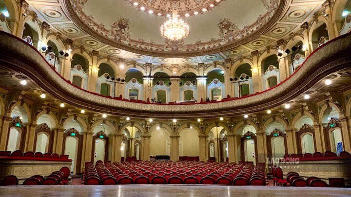 Nhà hát mang nét đẹp kiến trúc tân cổ điển, cách trang trí mỹ thuật, hội họa mang phong cách lãng mạn Pháp.