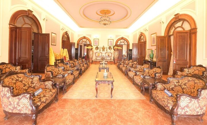 Phòng khách của Biệt thự Bảo Đại đặt ngay sảnh vào được bài trí nội thất cổ điển, sang trọn