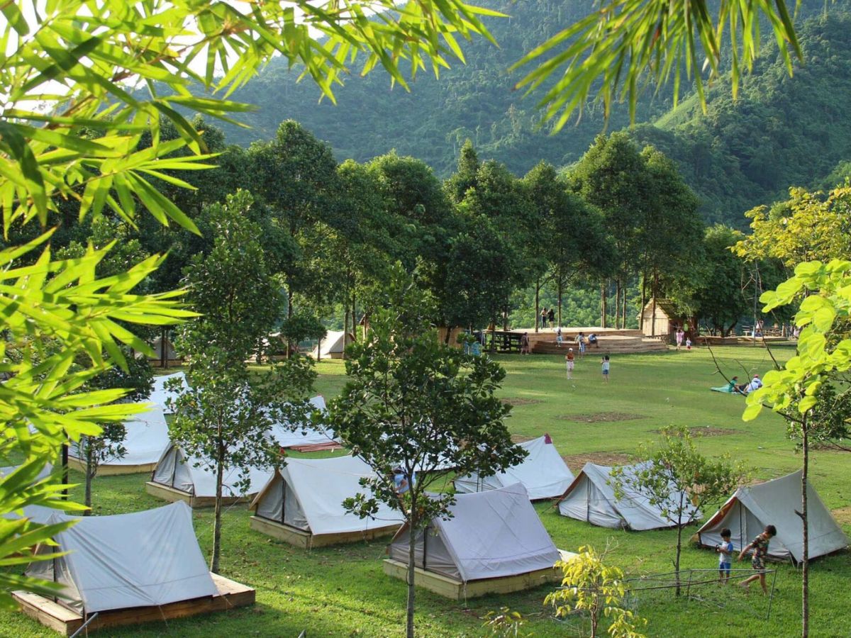 Glamping Cát Bà tháng 7 kết hợp giữa trải nghiệm cắm trại và sự tiện nghi của khu nghỉ dưỡng.