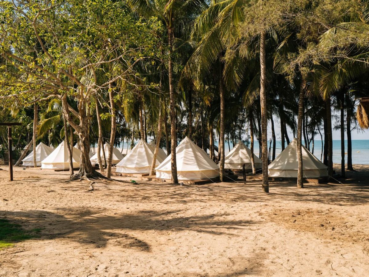 Glamping Cát Bà tháng 7 trở thành lựa chọn phổ biến của nhiều du khách.
