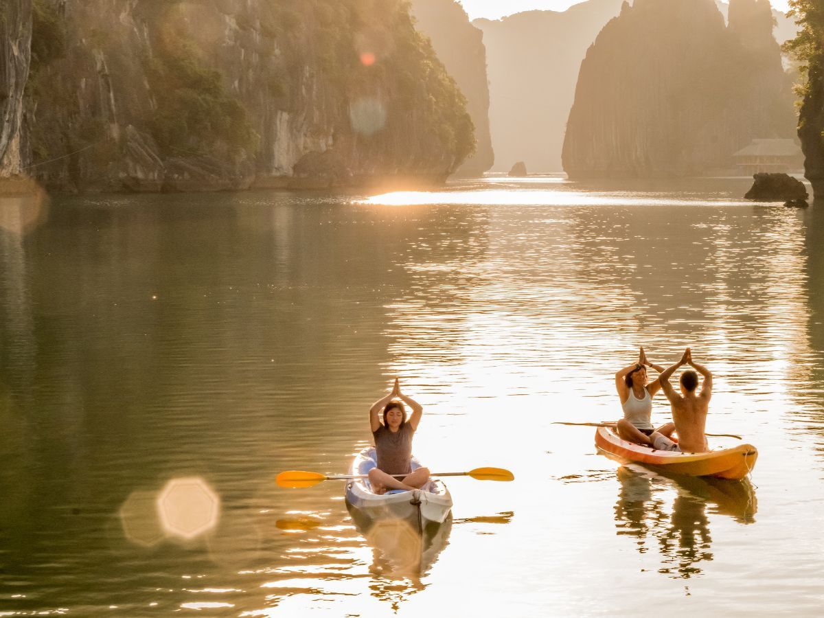 Du lịch theo nhóm tại Cát Bà mang đến những trải nghiệm sôi động.