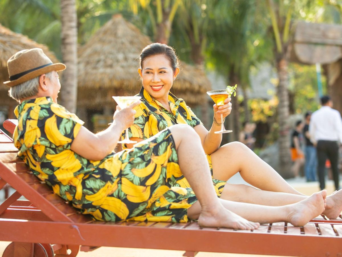 Người cao tuổi đi Cát Bà thuận tiện bởi hệ thống giao thông hiện đại.