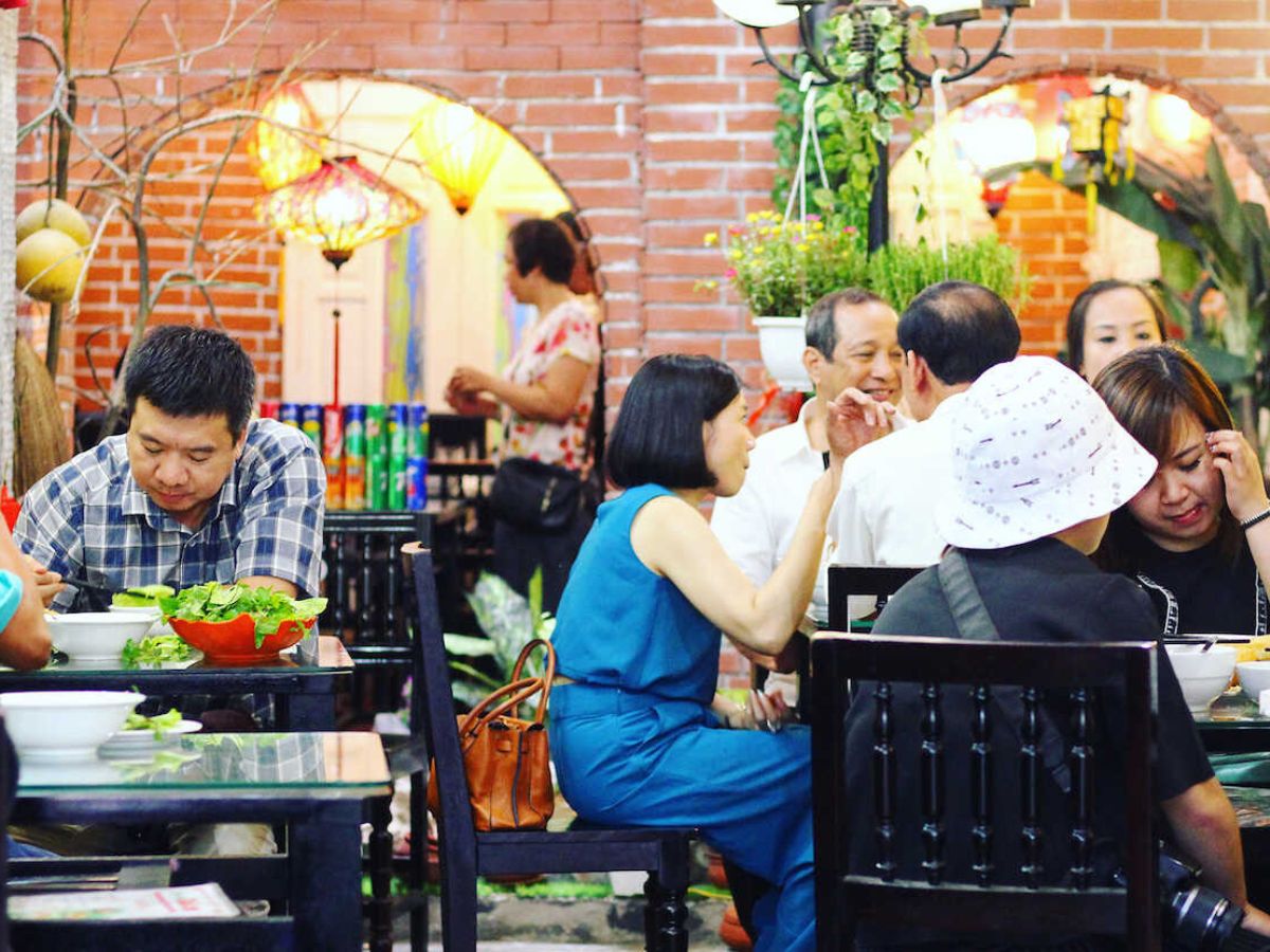Bánh đa cua Bà Cụ với nét bình dị và gần gũi đã gắn bó với nhiều thế hệ thực khách