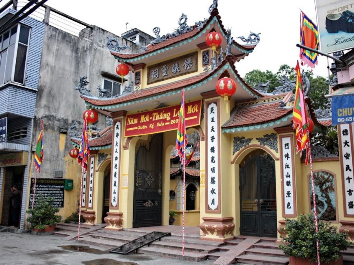 Đền Bà Chúa Năm Phương Hải Phòng thu hút đông đảo người dân và du khách đến dâng hương