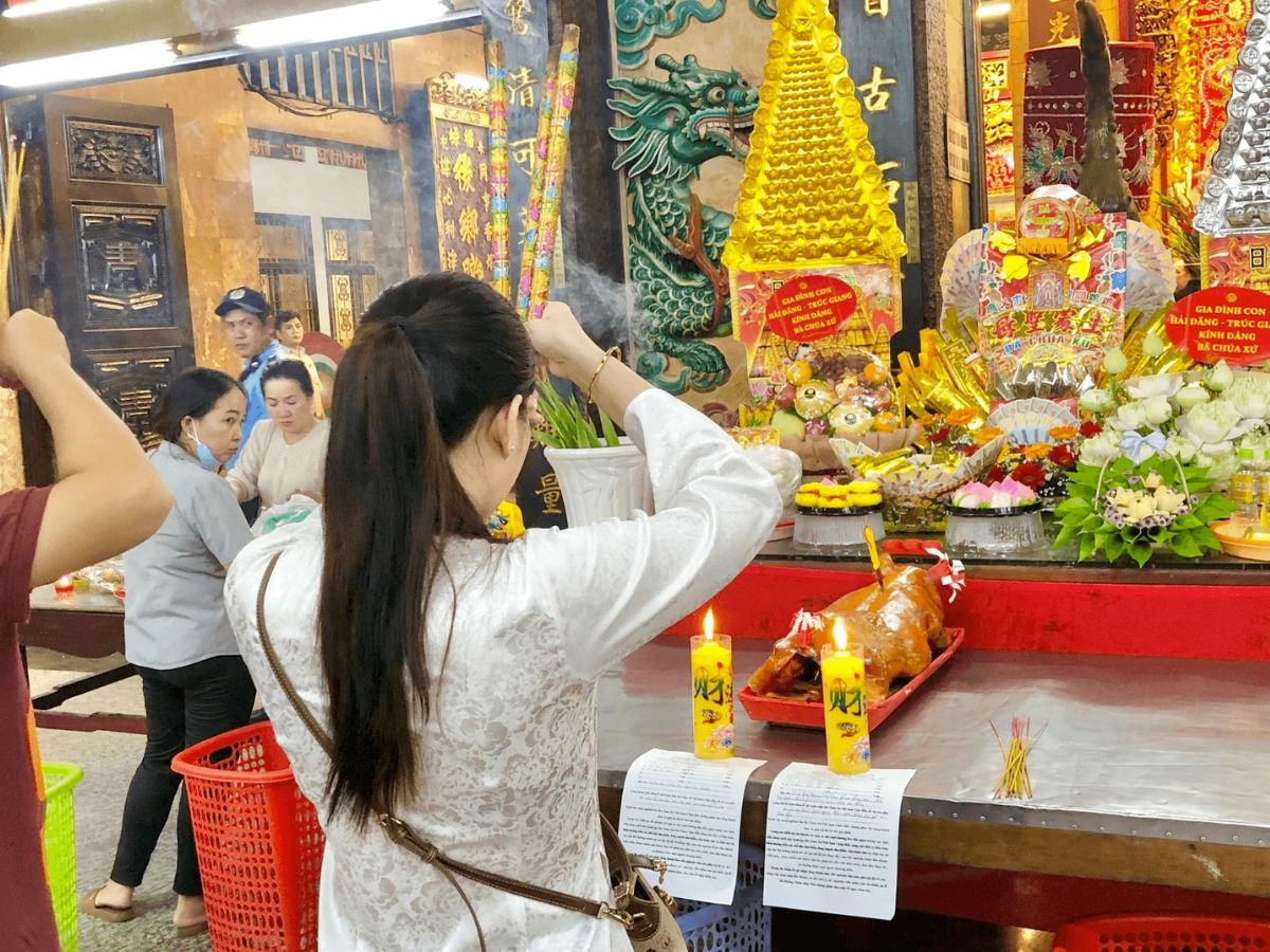 Du khách nên chuẩn bị kỹ lưỡng khi đi lễ tại đền Bà Chúa Năm Phương Hải Phòng