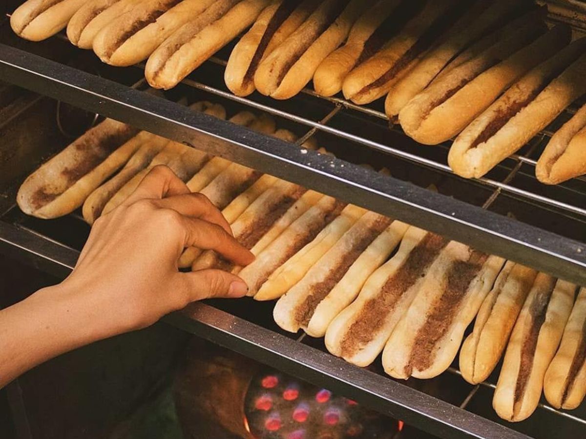 Bánh mì cay Bà Già là một trong những biểu tượng ẩm thực đường phố Hải Phòng