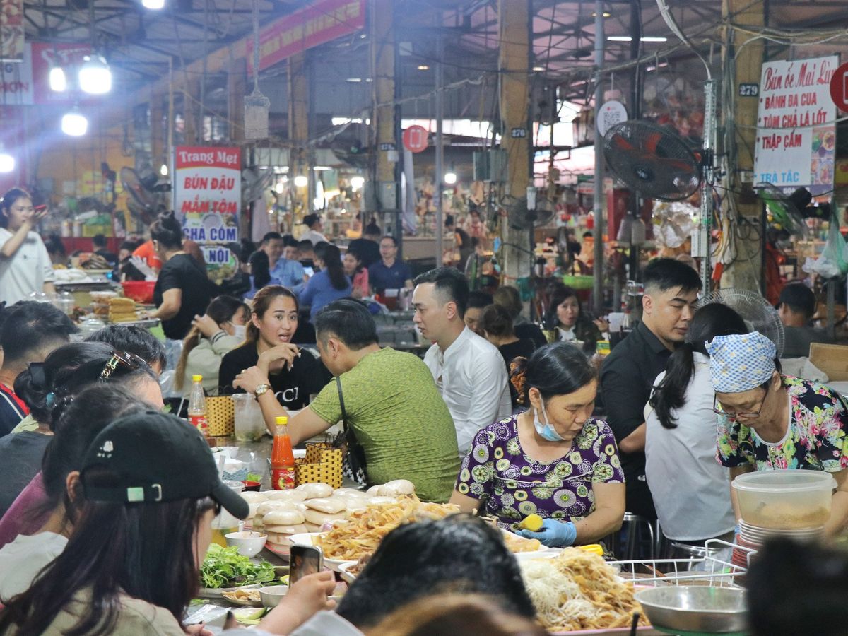 Chợ Ga Hải Phòng là một khu chợ truyền thống lâu đời