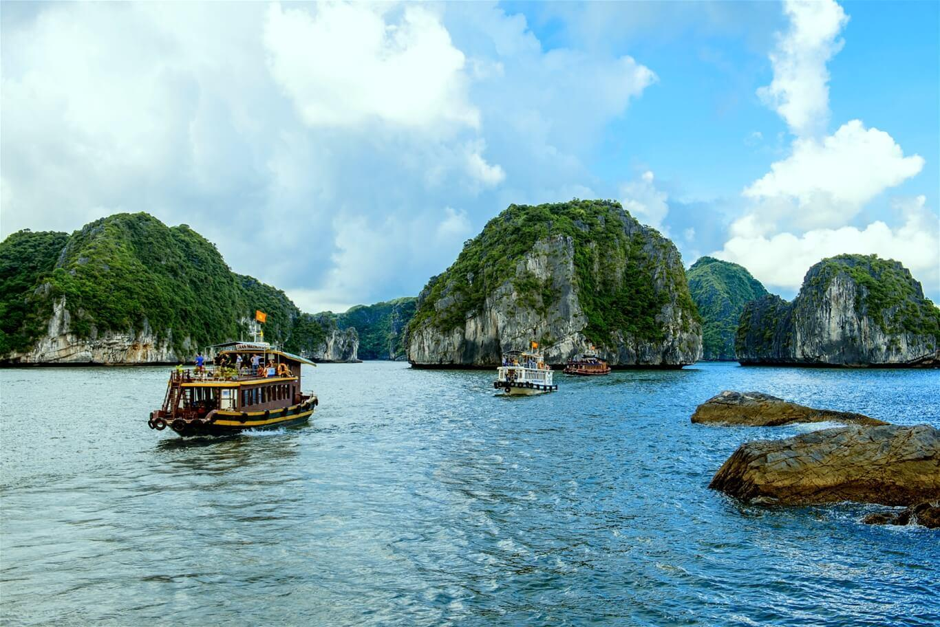 Khung cảnh nên thơ, yên bình của vịnh Lan Hạ.