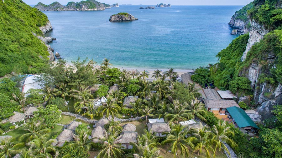 Khung cảnh yên bình tại bãi Tùng Thu Cát Bà