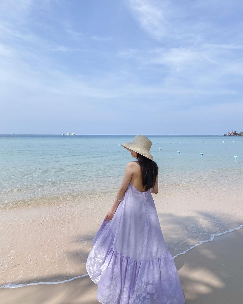 Du khách check-in với làn nước biển trong xanh của bãi Tùng Thu