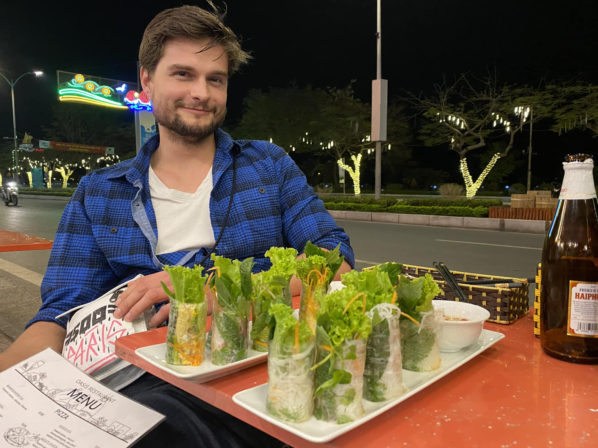Du khách thưởng thức món gỏi cuốn tại Oasis Bar Cát Bà