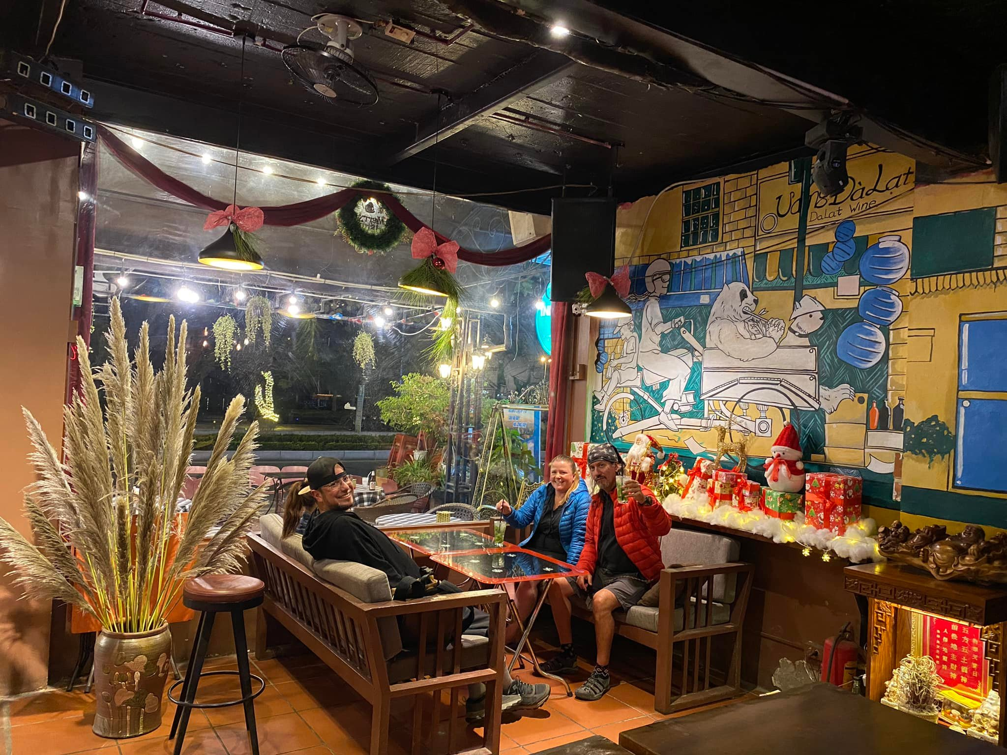 Du khách nên đặt bàn trước để có trải nghiệm trọn vẹn nhất tại Oasis Bar Cát Bà