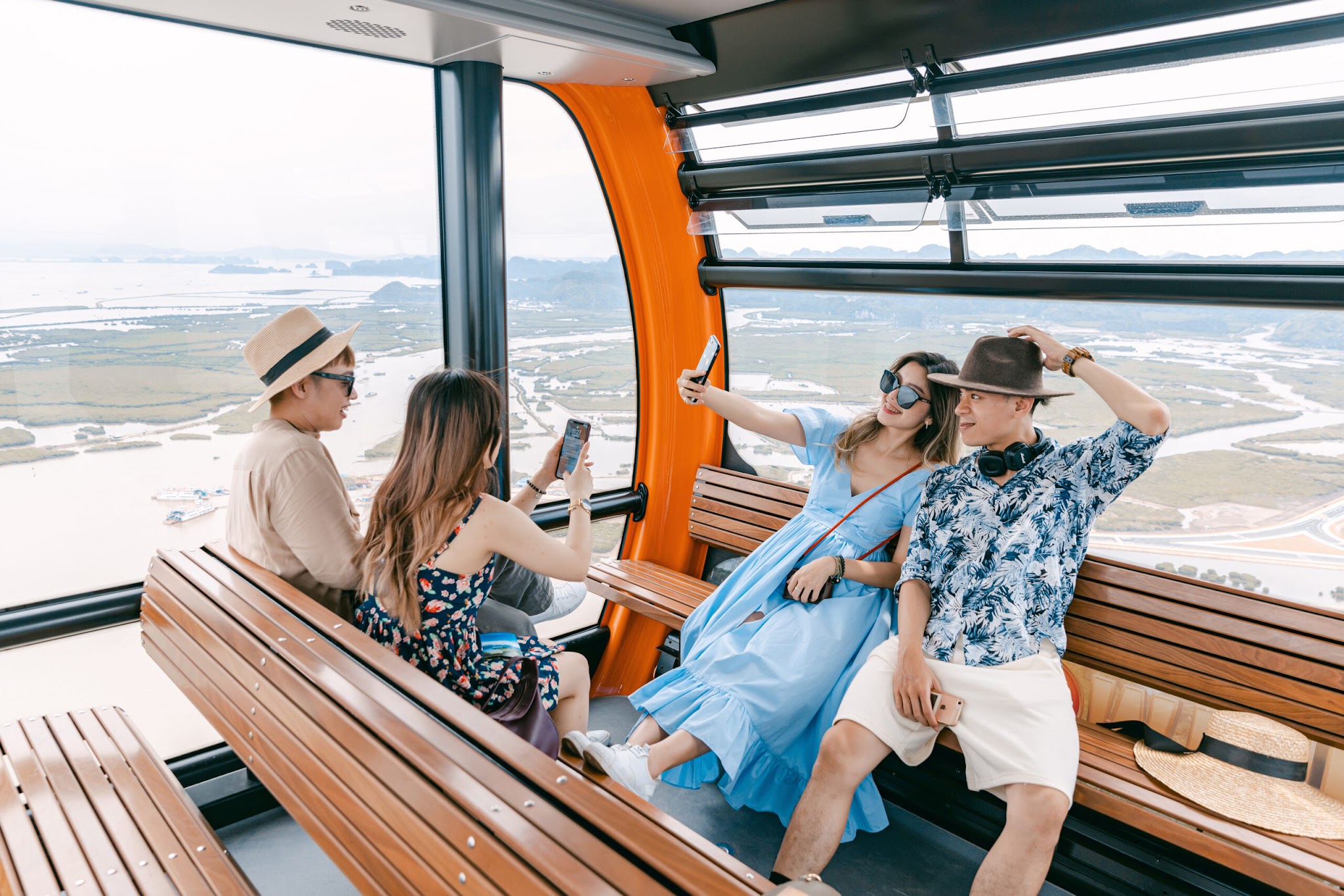 Du khách check-in khi di chuyển bằng cáp treo đến đảo Cát Bà