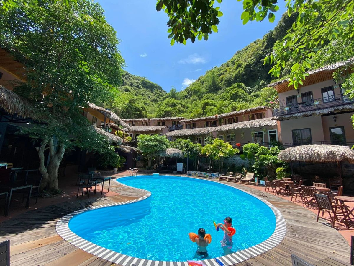 Oasis Bar là quán bar nổi tiếng và lâu đời tại đảo Cát Bà.