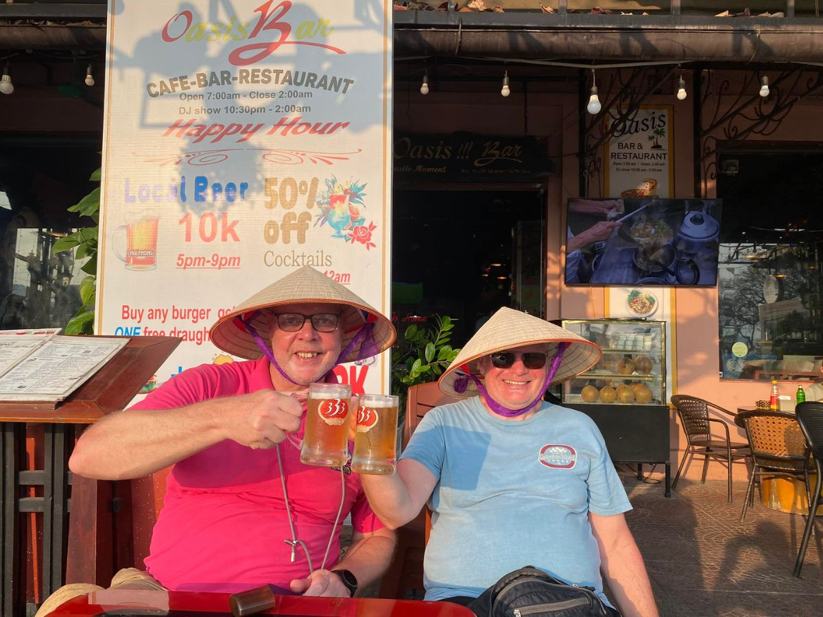 Du khách thưởng thức ly bia mát lạnh tại Oasis Bar Cát Bà