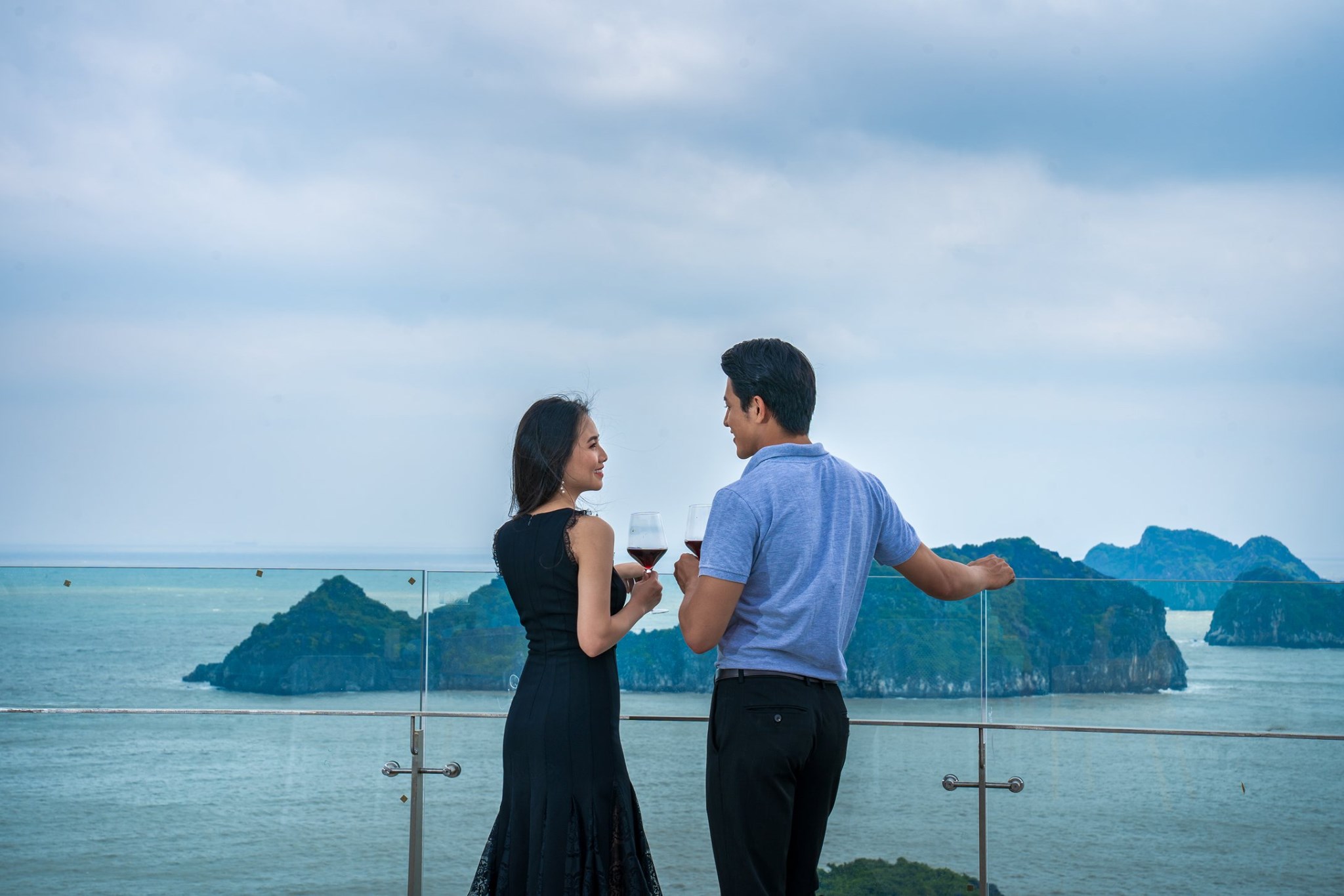 Du khách chiêm ngưỡng khung cảnh toàn cảnh biển đảo từ Lan Hạ Sky Bar