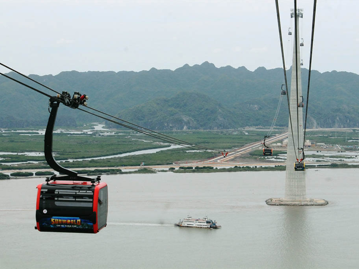 Di chuyển qua đảo Cát Bà bằng cáp treo