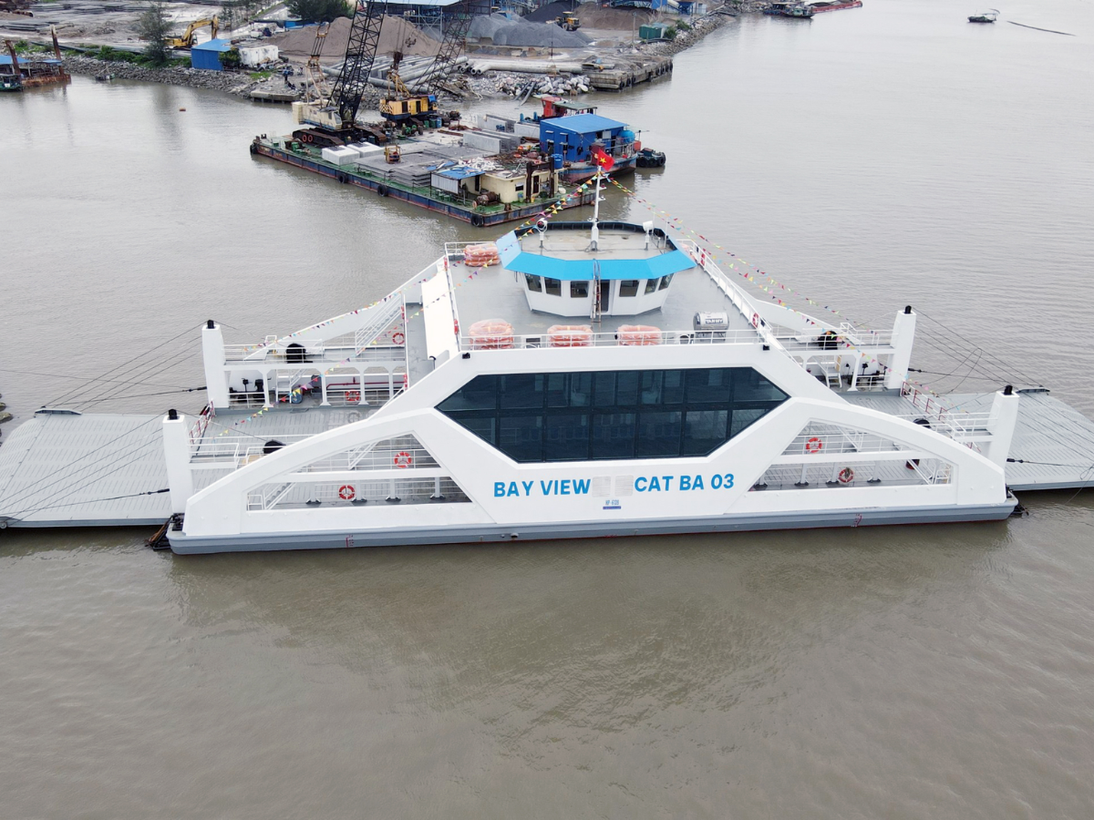Phà đi tới Cát Bà