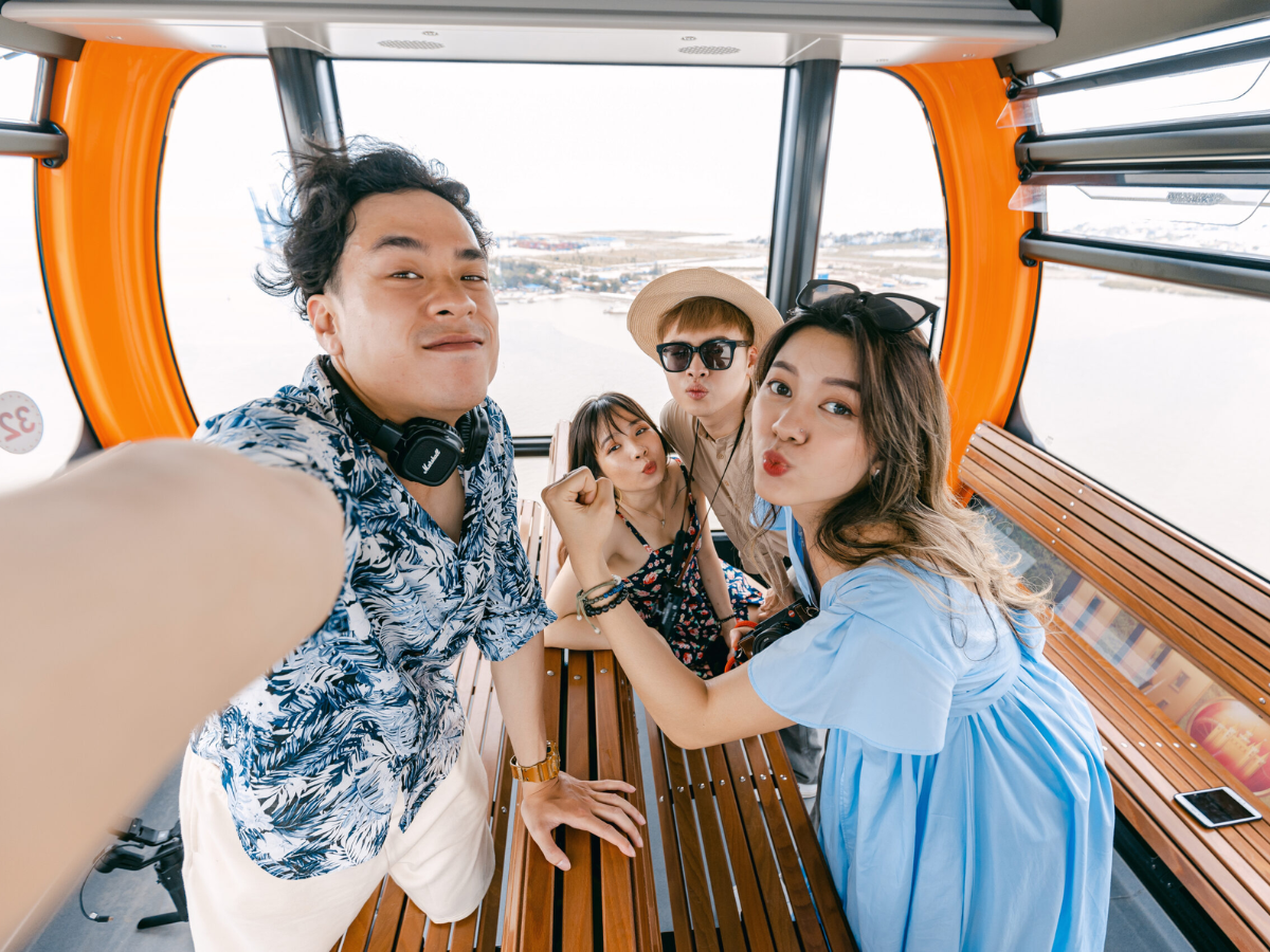Du khách trải nghiệm cáp treo Sun World Cat Ba