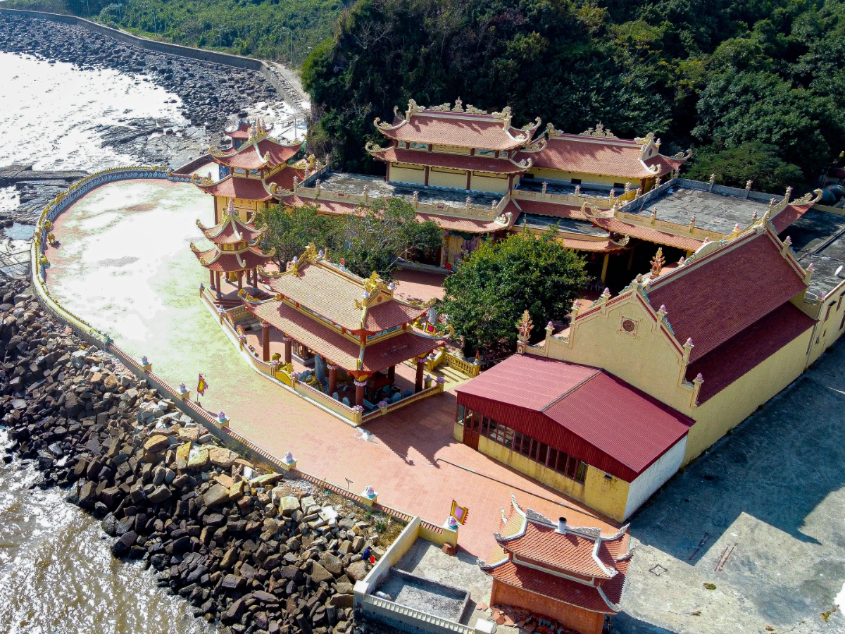 Khung cảnh đền Bà Đế - Đồ Sơn