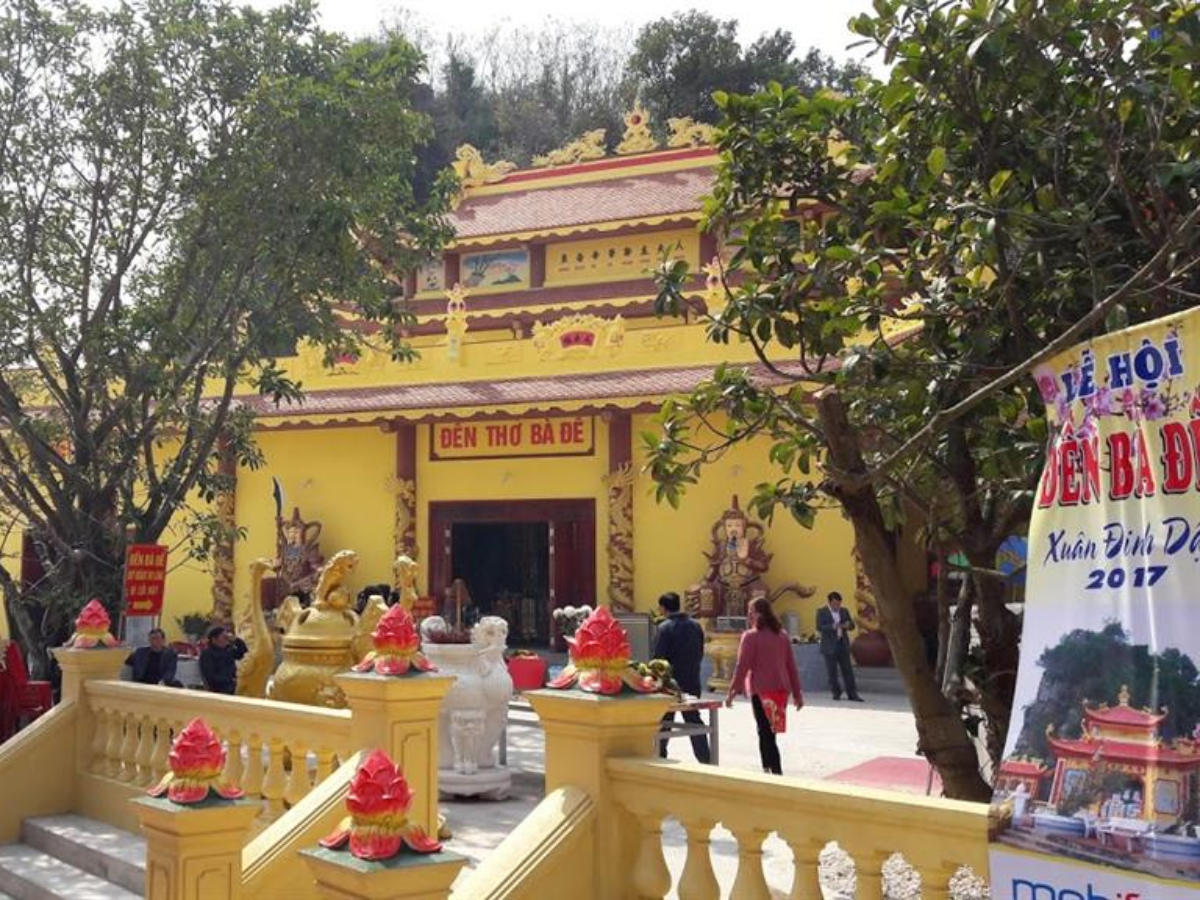 Lễ hội tại đền Bà Đế