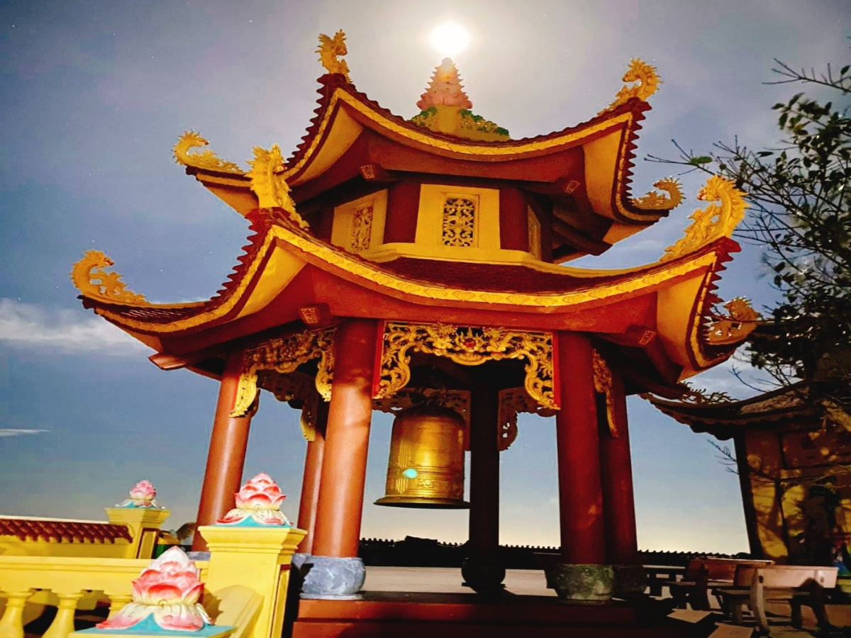 Hình ảnh gác chuông tại đền Bà Đế
