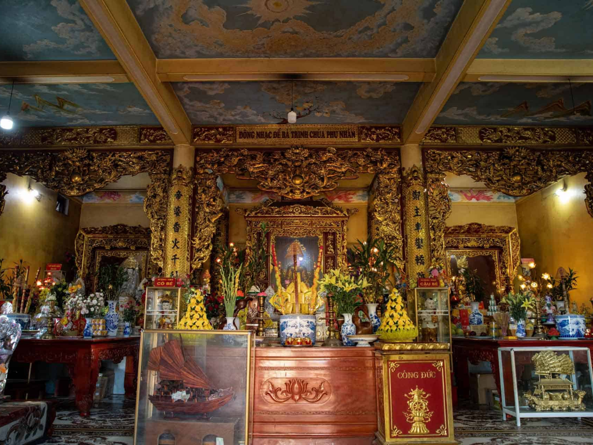 Khu tâm linh tại đền Bà Đế
