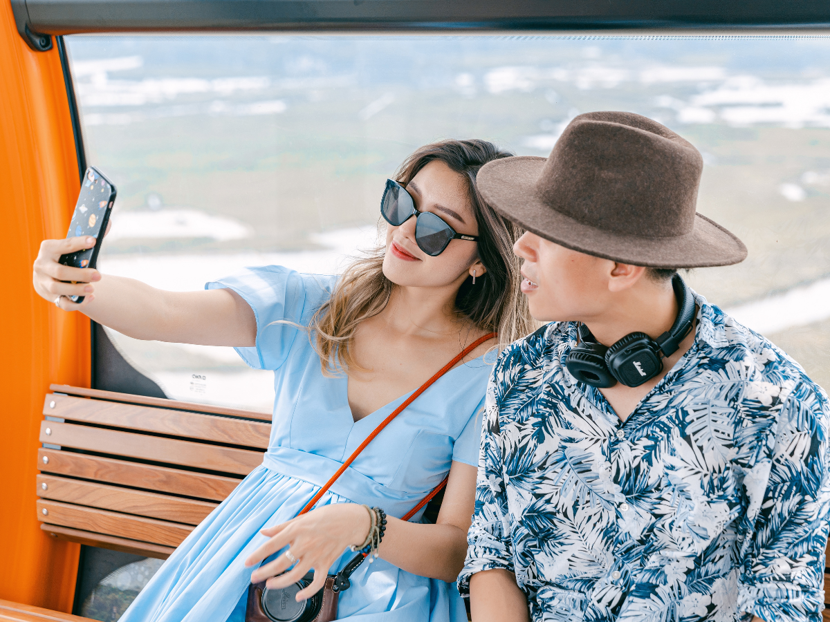 Du khách thích thú check-in khi trải nghiệm cáp treo Sun World Cat Ba