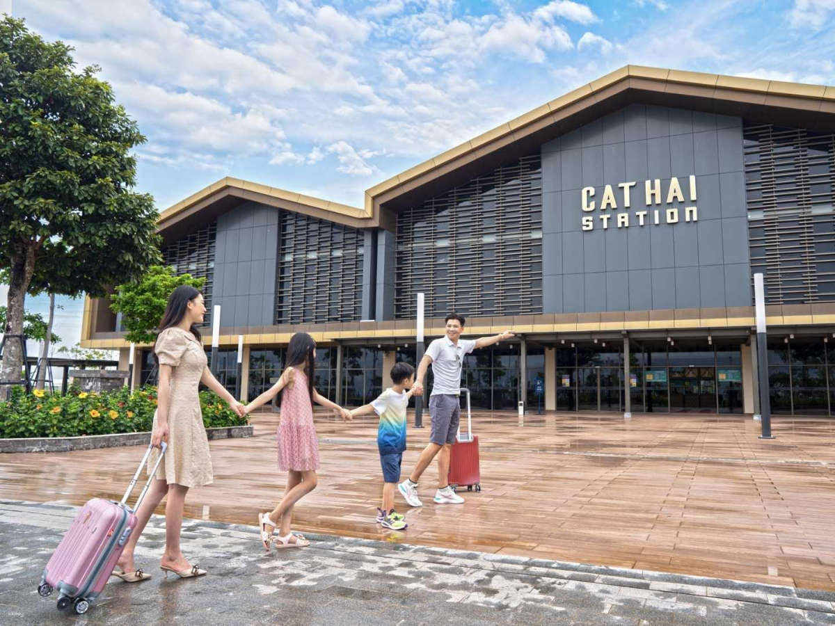 Nhóm du khách thích thú trải nghiệm cáp treo Sun World Cat Ba