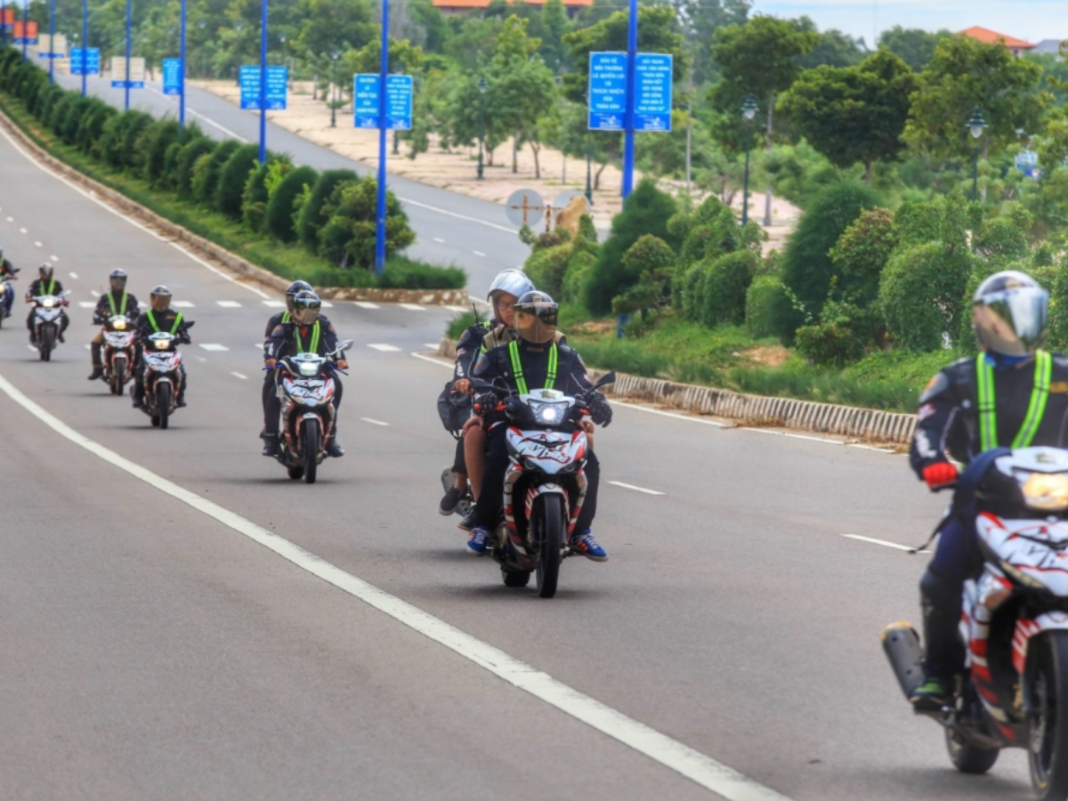 Du khách trải nghiệm tự lái xe máy từ Hà Nội đi Đồ Sơn