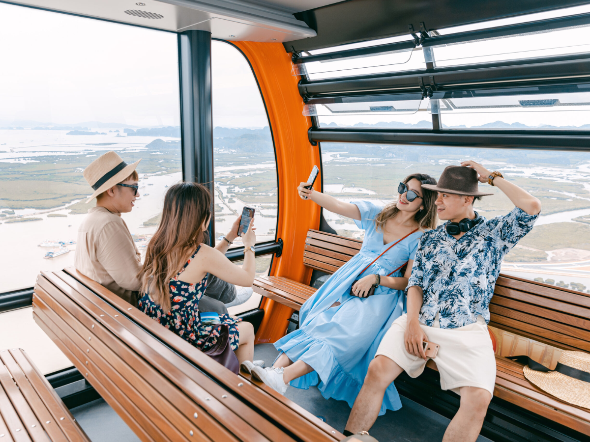Du khách thích thú check-in khi trải nghiệm cáp treo Sun World Cat Ba