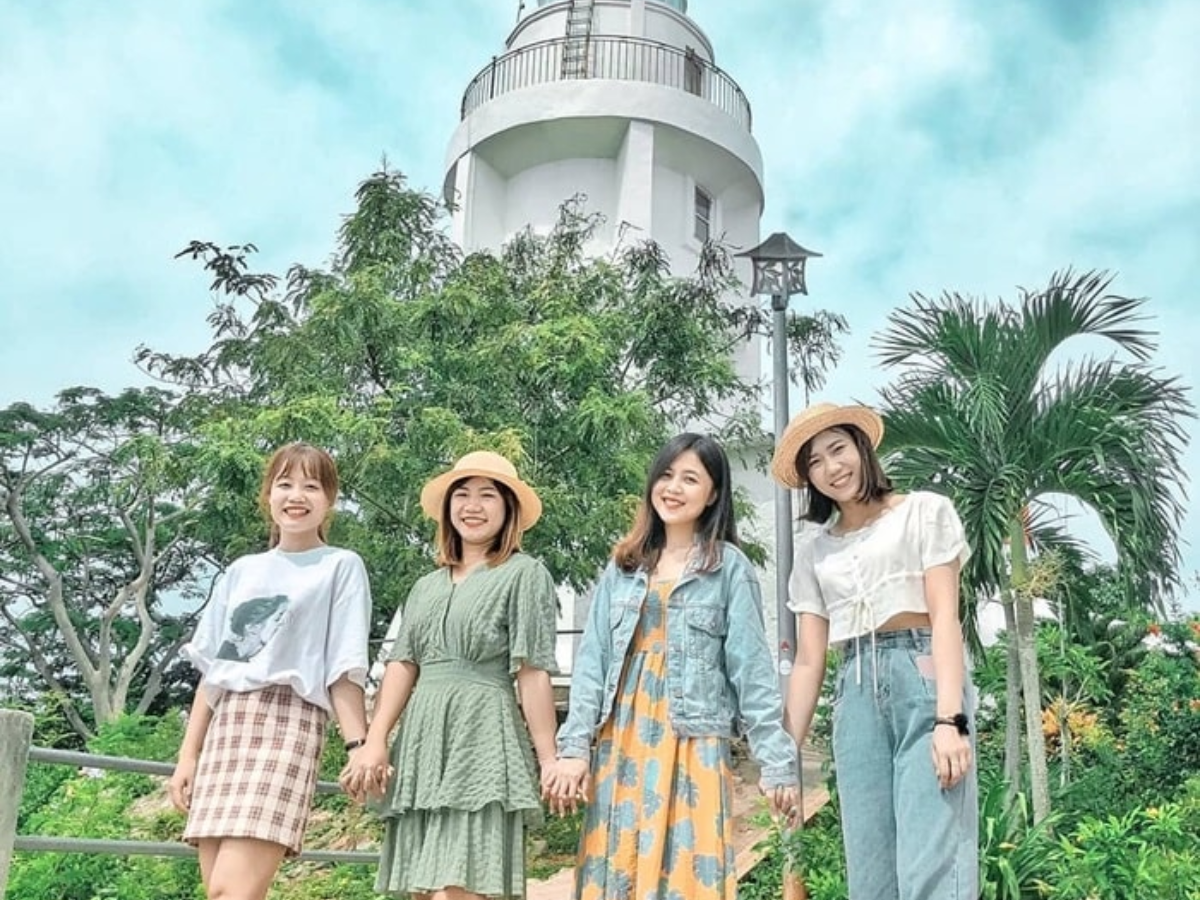 Du khách check-in với ngọn hải đăng Hòn Dấu