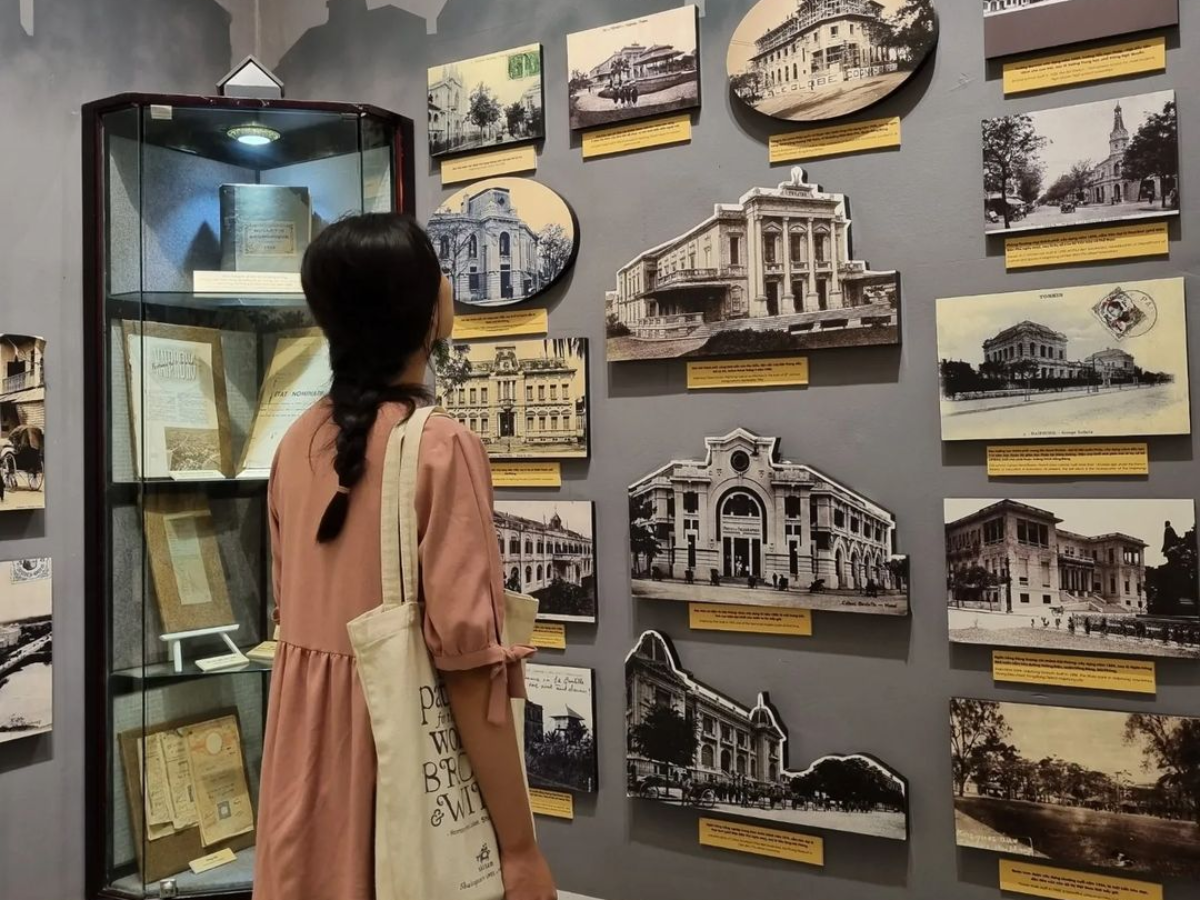 Du khách check-in tại Bảo tàng Hải Phòng