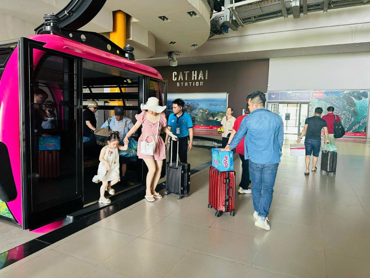 Du khách di chuyển thuận tiện nhờ tuyến cáp treo vượt biển