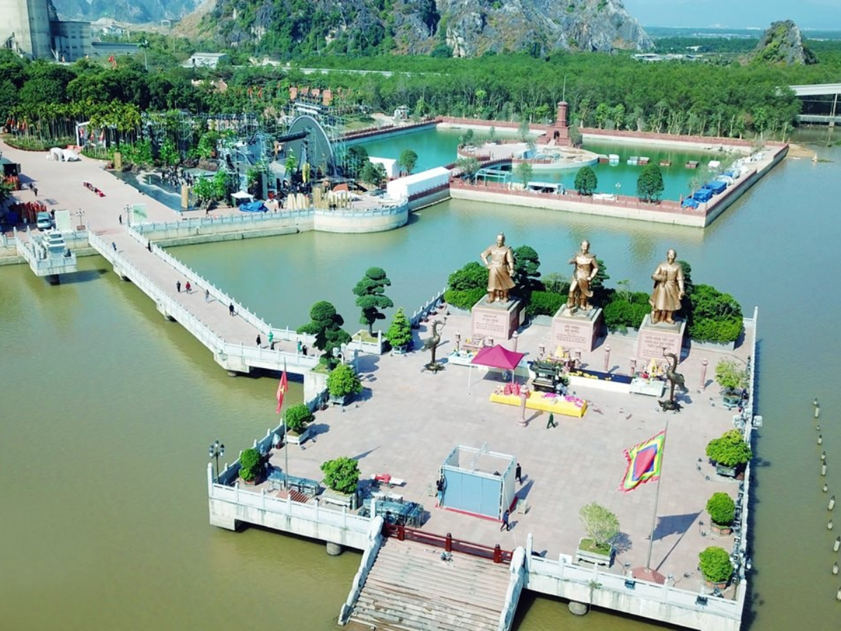 Toàn cảnh đường đi đến trung tâm khu di tích Bạch Đằng Giang