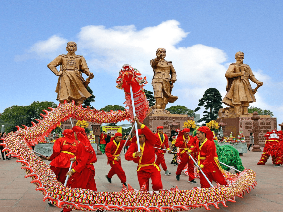 Lễ hội nhộn nhịp tại khu di tích