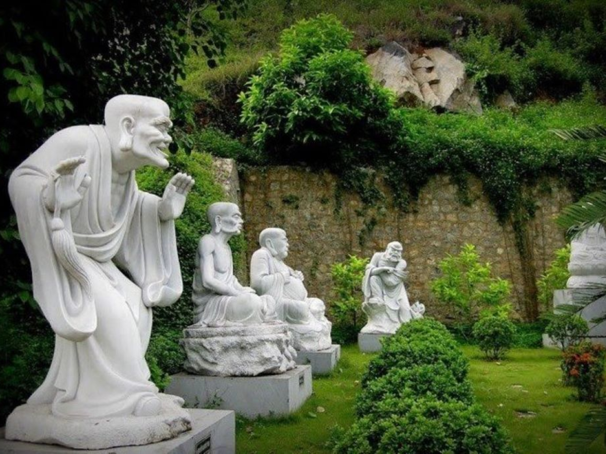 Các bức tượng tại vườn tượng La Hán