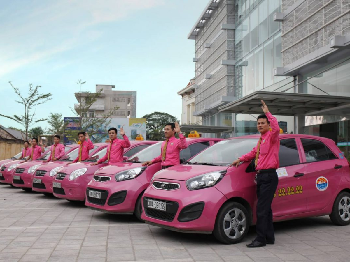 Taxi Hoàng Anh với màu hồng nổi bật