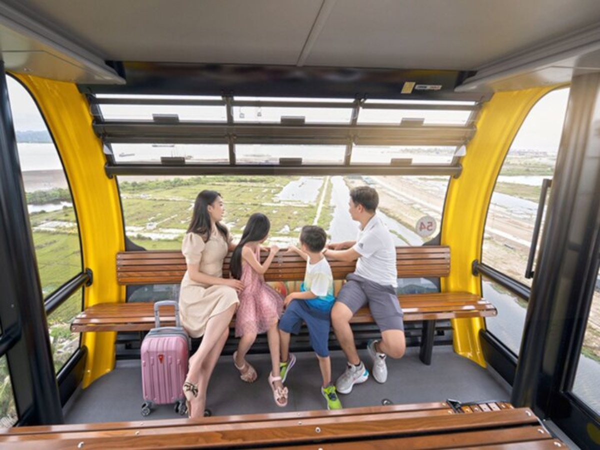 Nhóm du khách trải nghiệm cáp treo Sun World Cat Ba