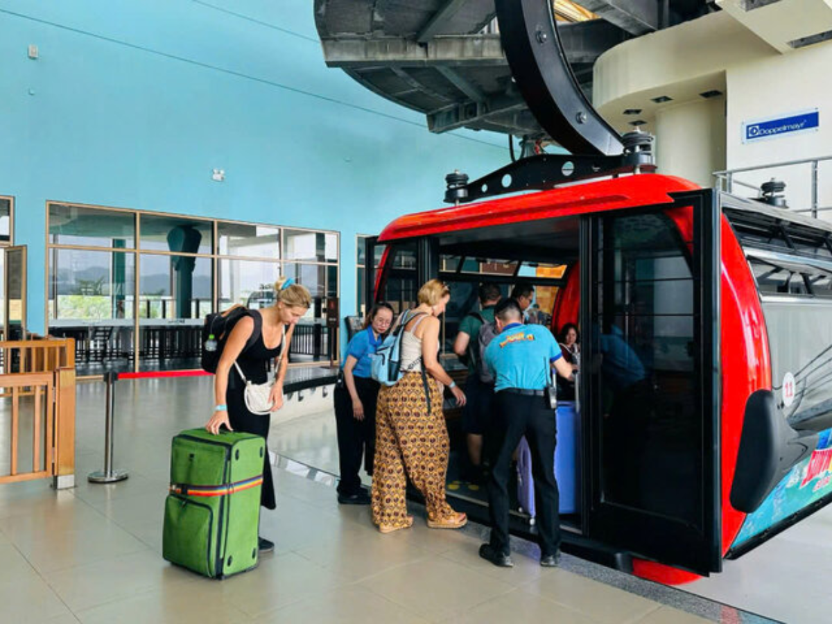 Du khách nước ngoài trải nghiệm cáp treo Sun World Cat Ba
