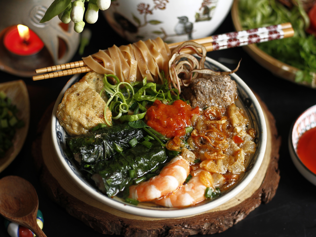 Bánh đa cua Hải Phòng với bánh đa đỏ dai