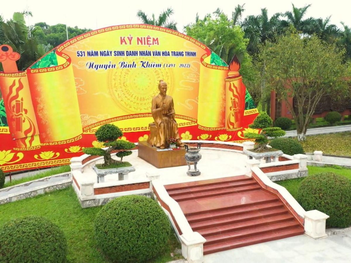 Tượng đài Nguyễn Bỉnh Khiêm nổi bật