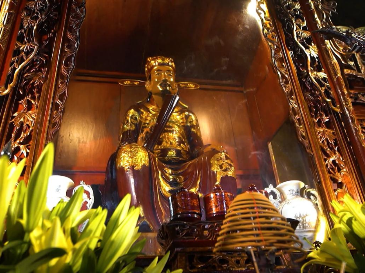 Tượng gỗ bên trong đền thờ