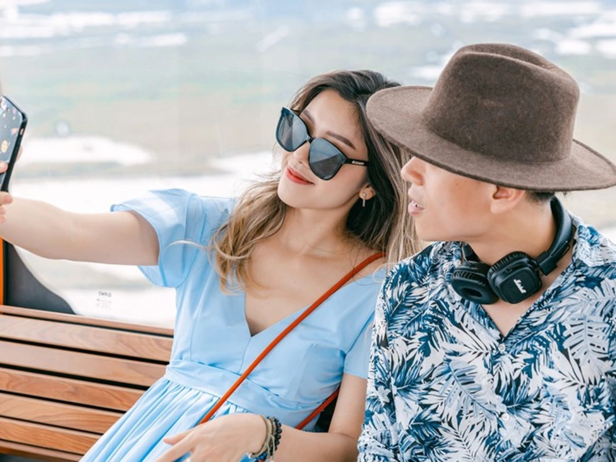 Du khách thích thú trải nghiệm cáp treo Sun World Ba Na Hills