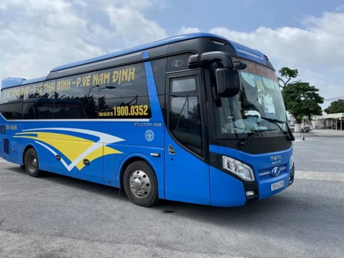 Nhà xe Kết Đoàn với màu xanh nổi bật