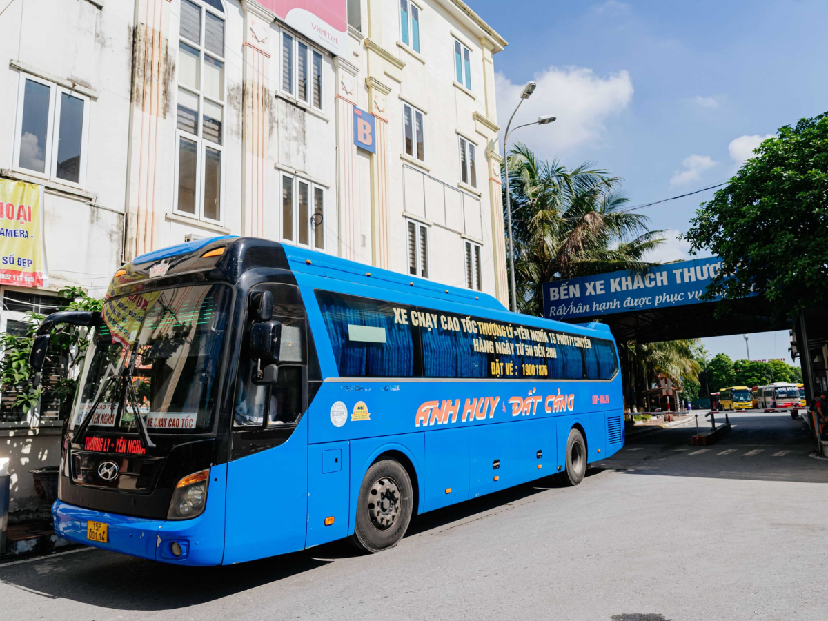 Xe Huy Đất Cảng với màu xanh nổi bật