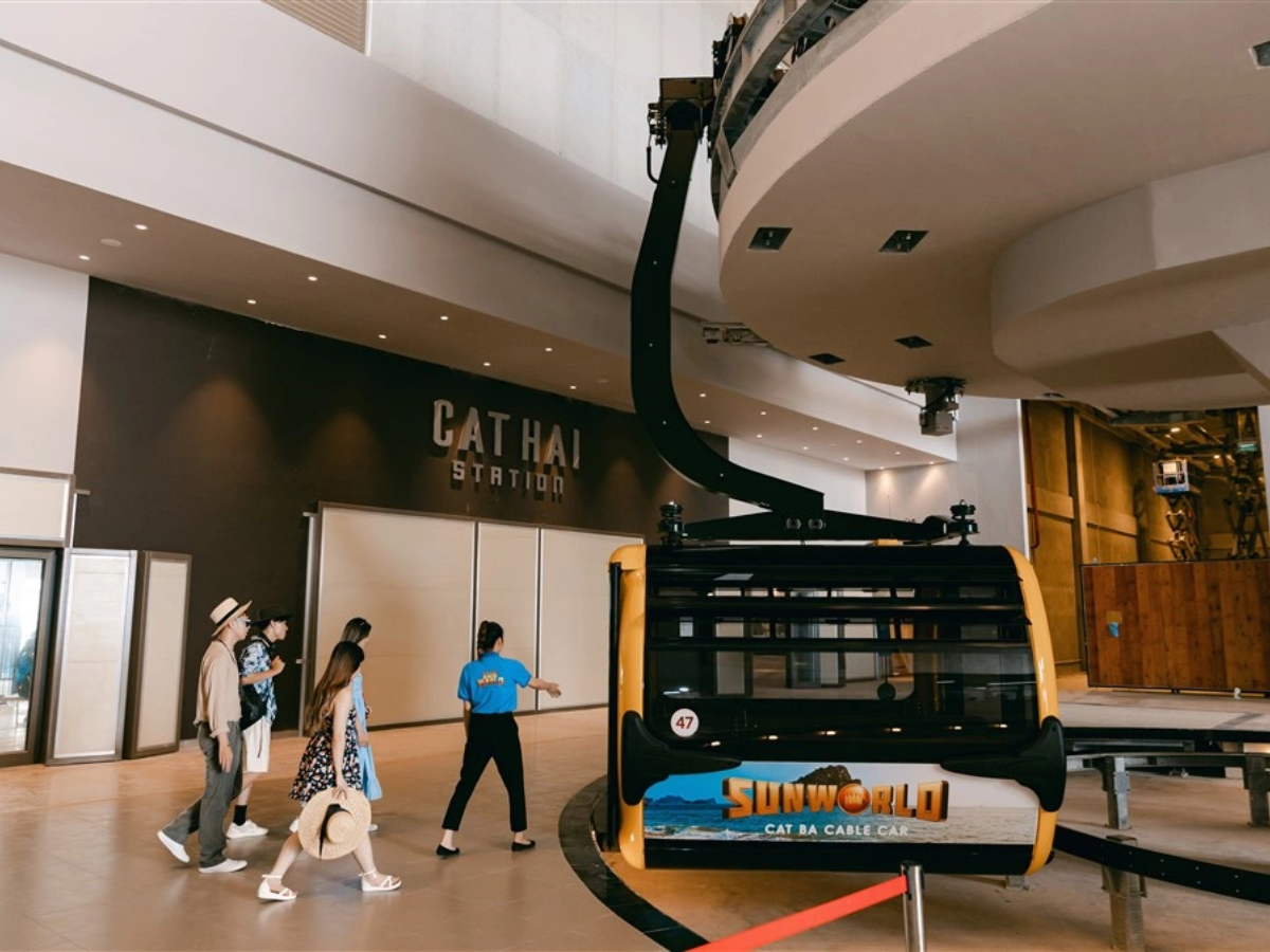 Nhóm du khách trẻ trải nghiệm cáp treo Sun World Cat Ba