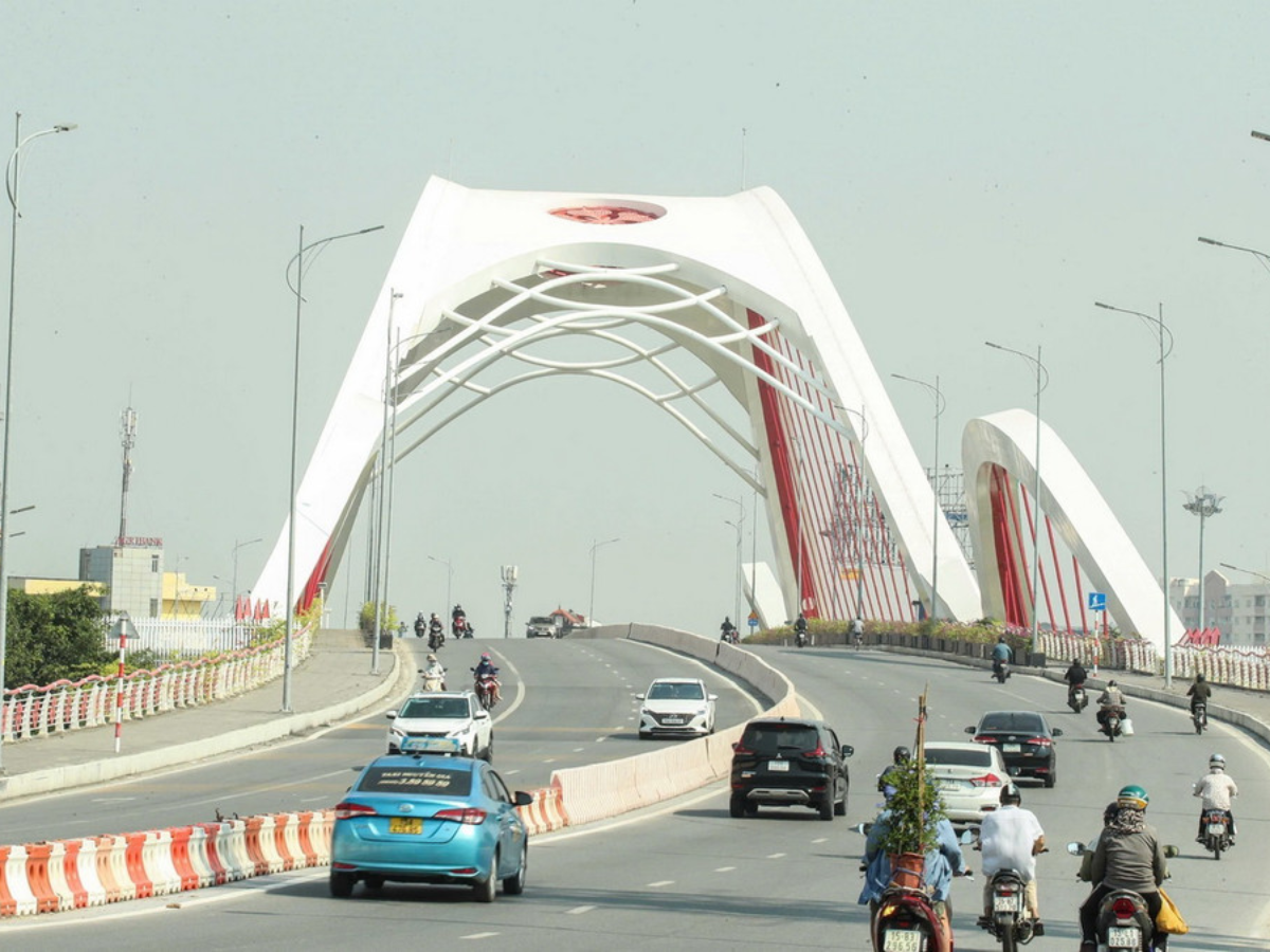 Khi chụp hình, du khách lưu ý xe di chuyển trên cầu để đảm bảo an toàn